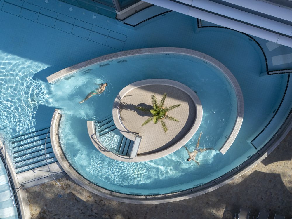 Außenbecken der Bodensee-Therme Überlingen von oben