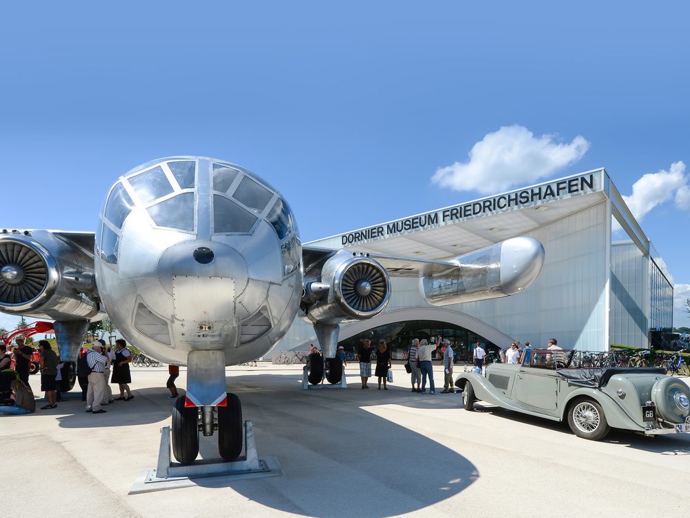 Le Dornier Museum de Friedrichshafen avec un avion historique devant le bâtiment