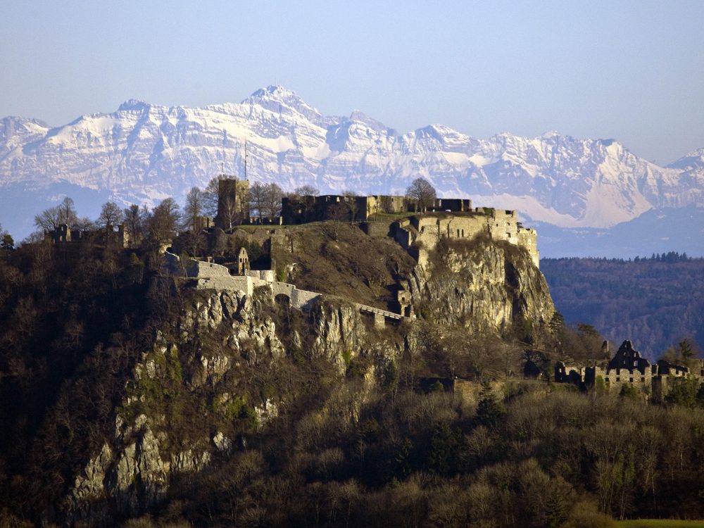 Festungsruine Hohentwiel über dem Hegau, im Hintergrund die Alpen