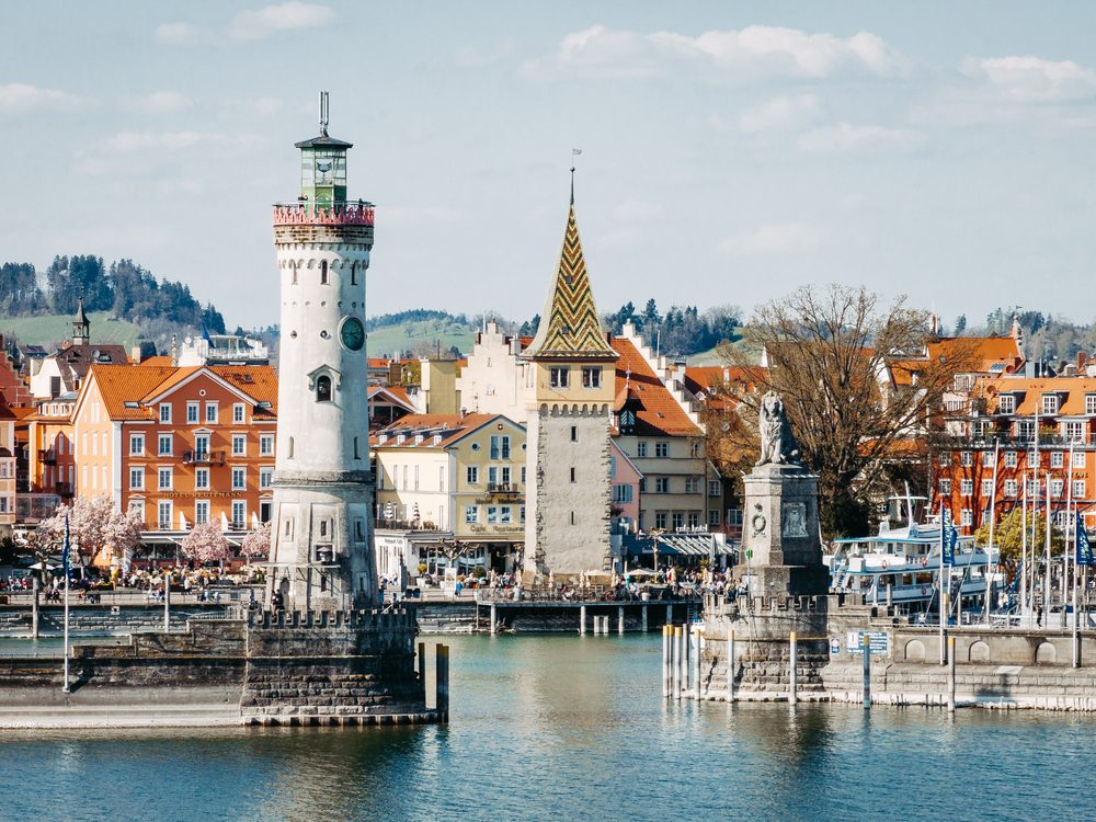 Lindauer Hafeneinfahrt mit Neuem Leuchtturm und Bayerischem Löwen