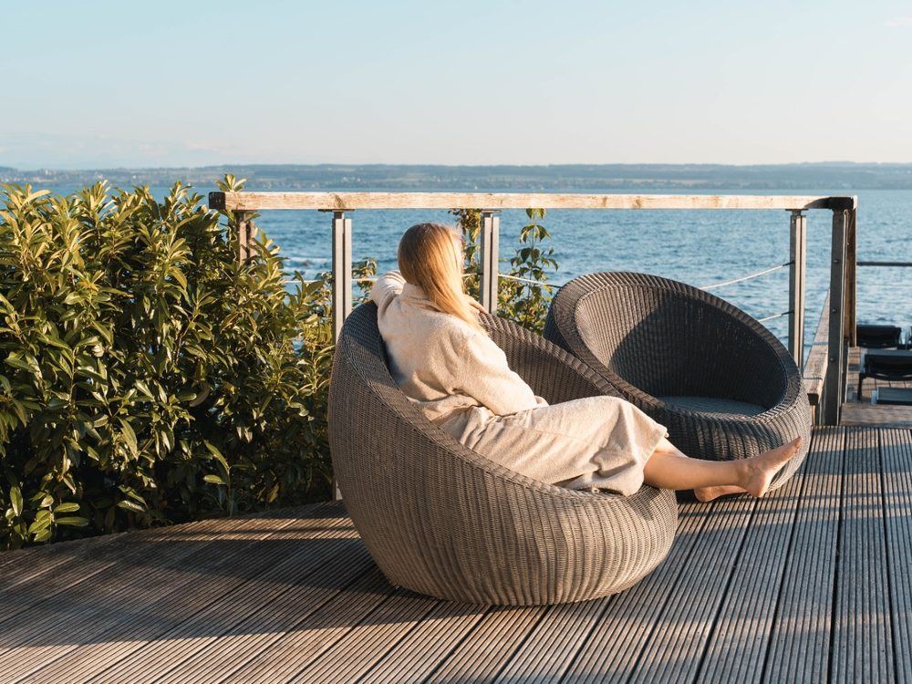 Liegeterrasse der MeersburgTherme mit Blick auf den Bodensee