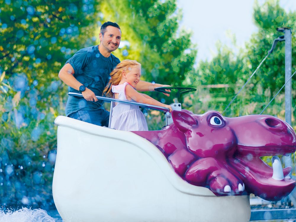 Familie in der Wasserbahn im Ravensburger Spieleland