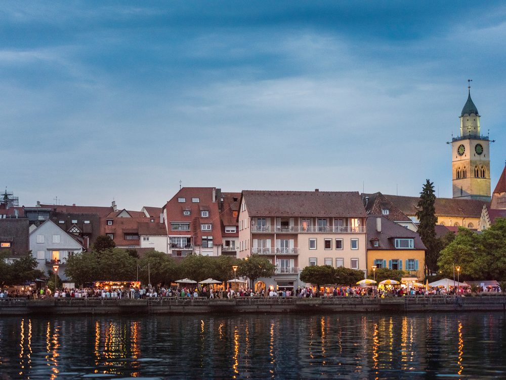 Überlinger Seepromenade am Abend mit dem Münster St. Nikolaus