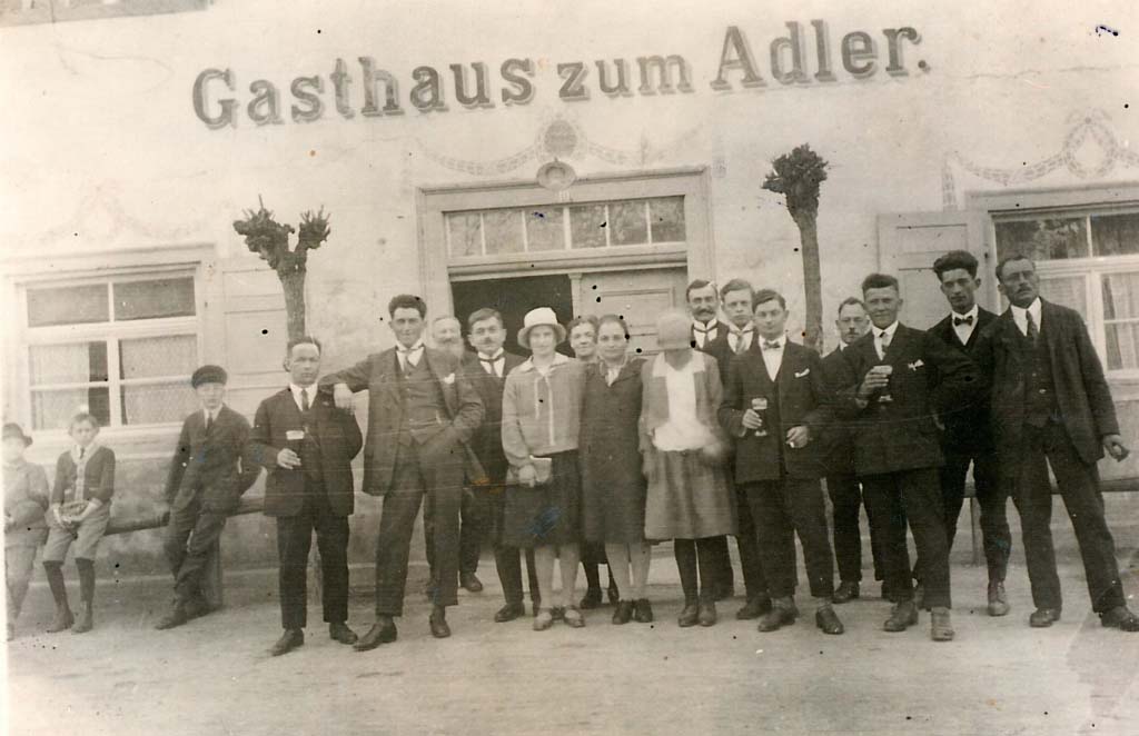 Festgesellschaft vor dem Gasthaus Adler